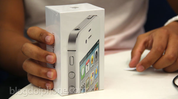 iPhone 4S com a caixa brasileira