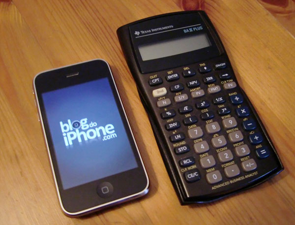 A calculadora real ao lado do iPhone