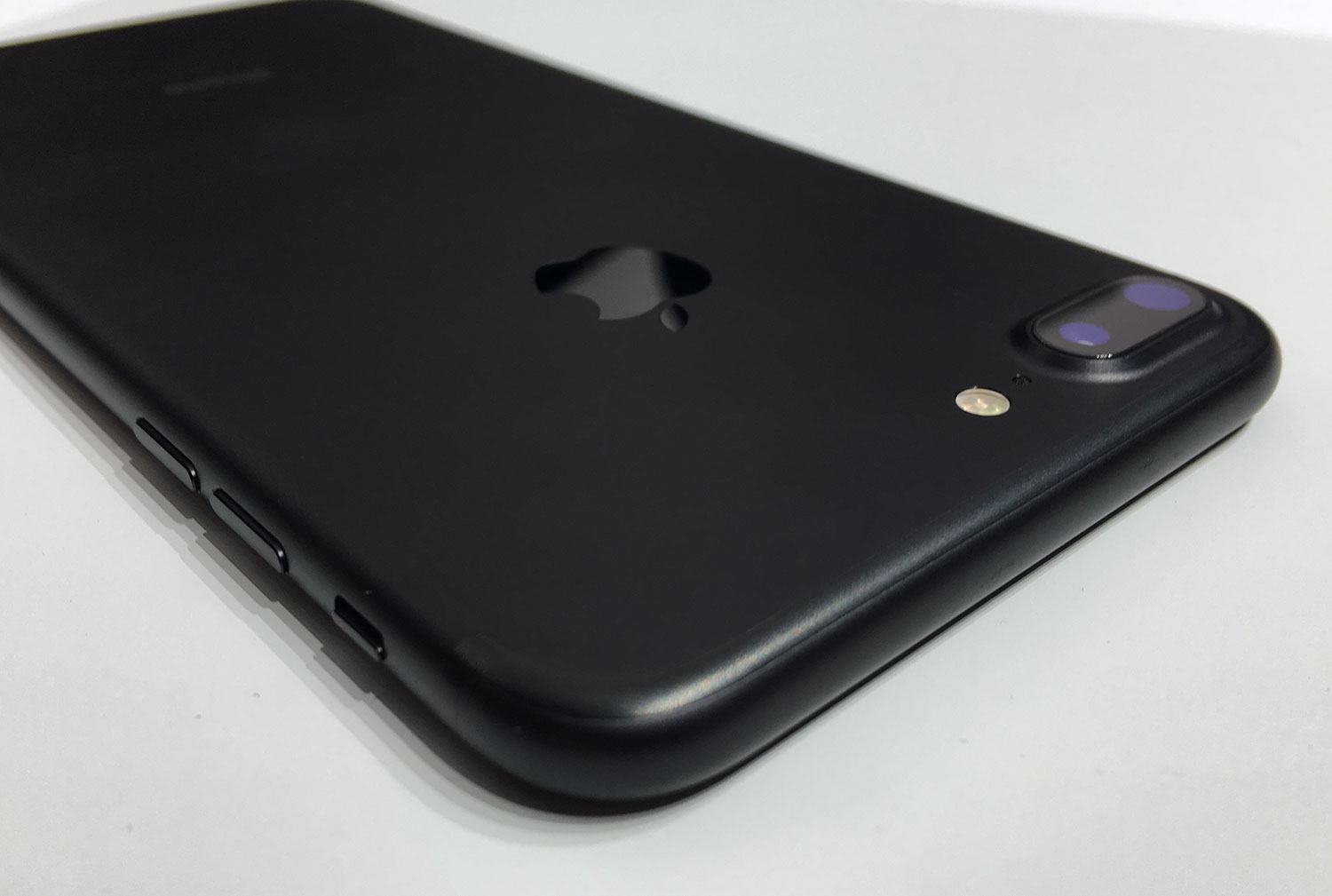 Antes raro, iPhone 7 Jet Black fica mais barato após novos iPhones