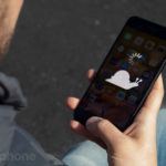 Homem segurando iPhone tela imagem lesma