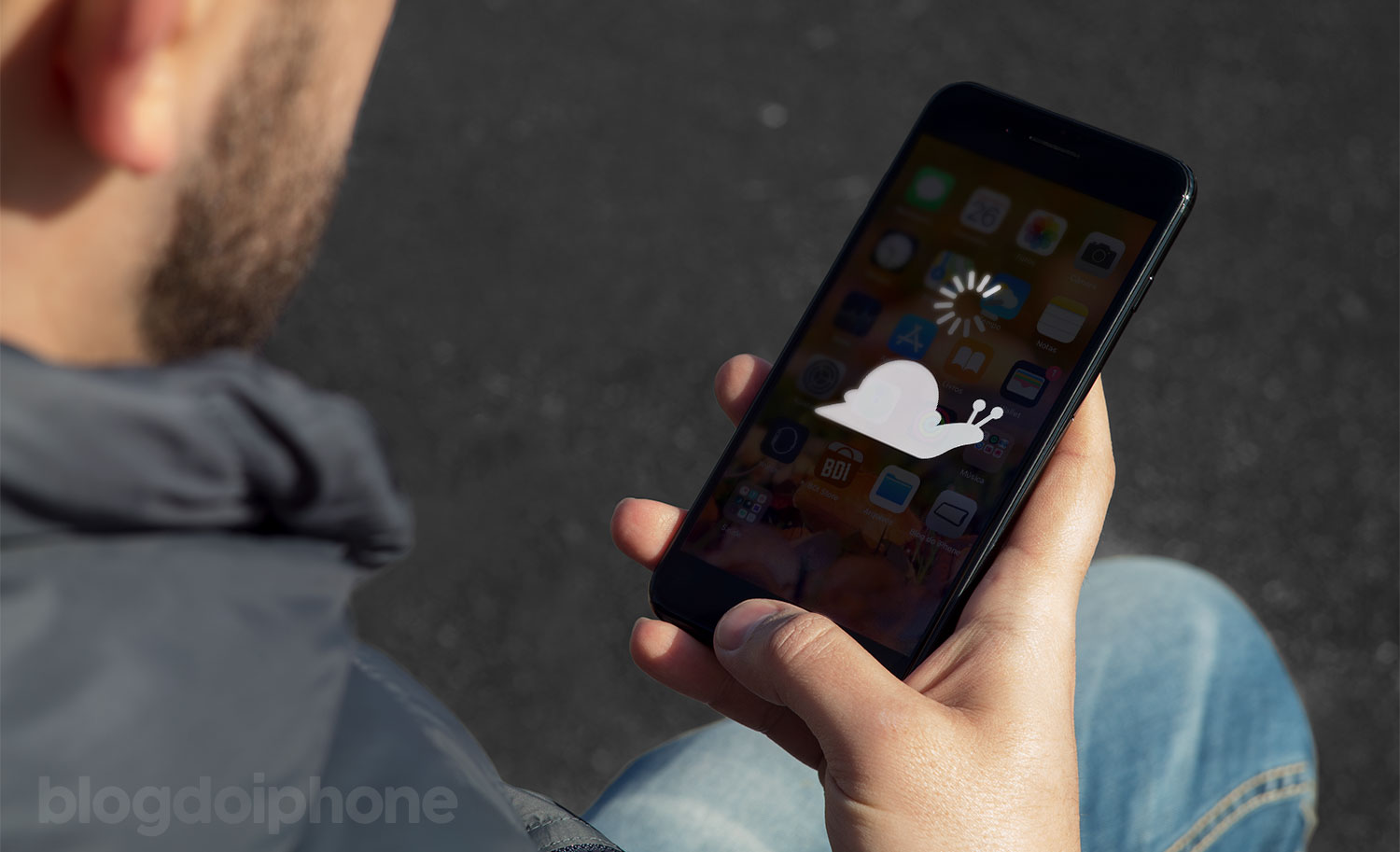 Homem segurando iPhone tela imagem lesma