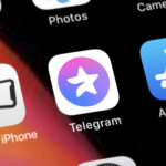 Tela de aplicativos do iOS, com o ícone do aplicativo do Telegram Premium