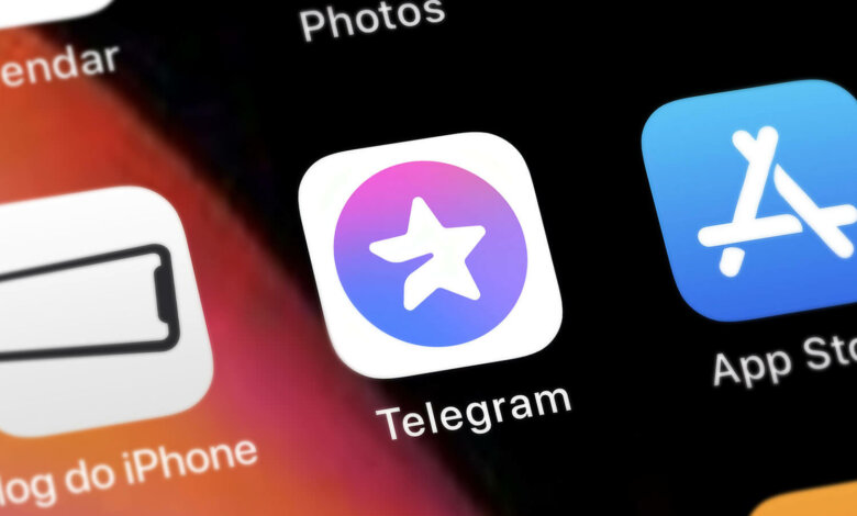 Tela de aplicativos do iOS, com o ícone do aplicativo do Telegram Premium