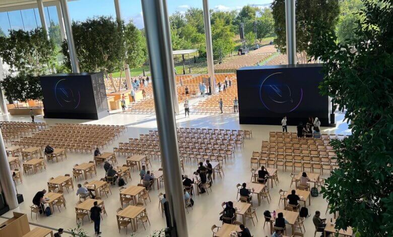 Apple Park mesas e telões para a abertura da WWDC 22
