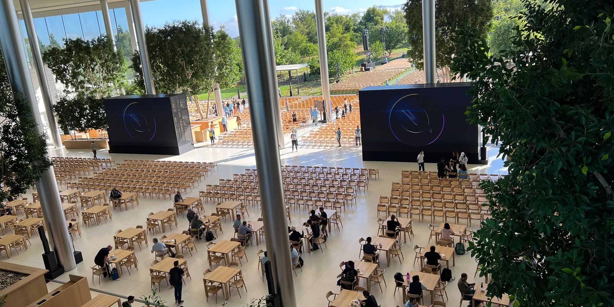 Apple Park - mesas e telões para a abertura da WWDC 22
