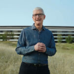 Tim Cook no meio do mato do APple Park, no evento da Apple