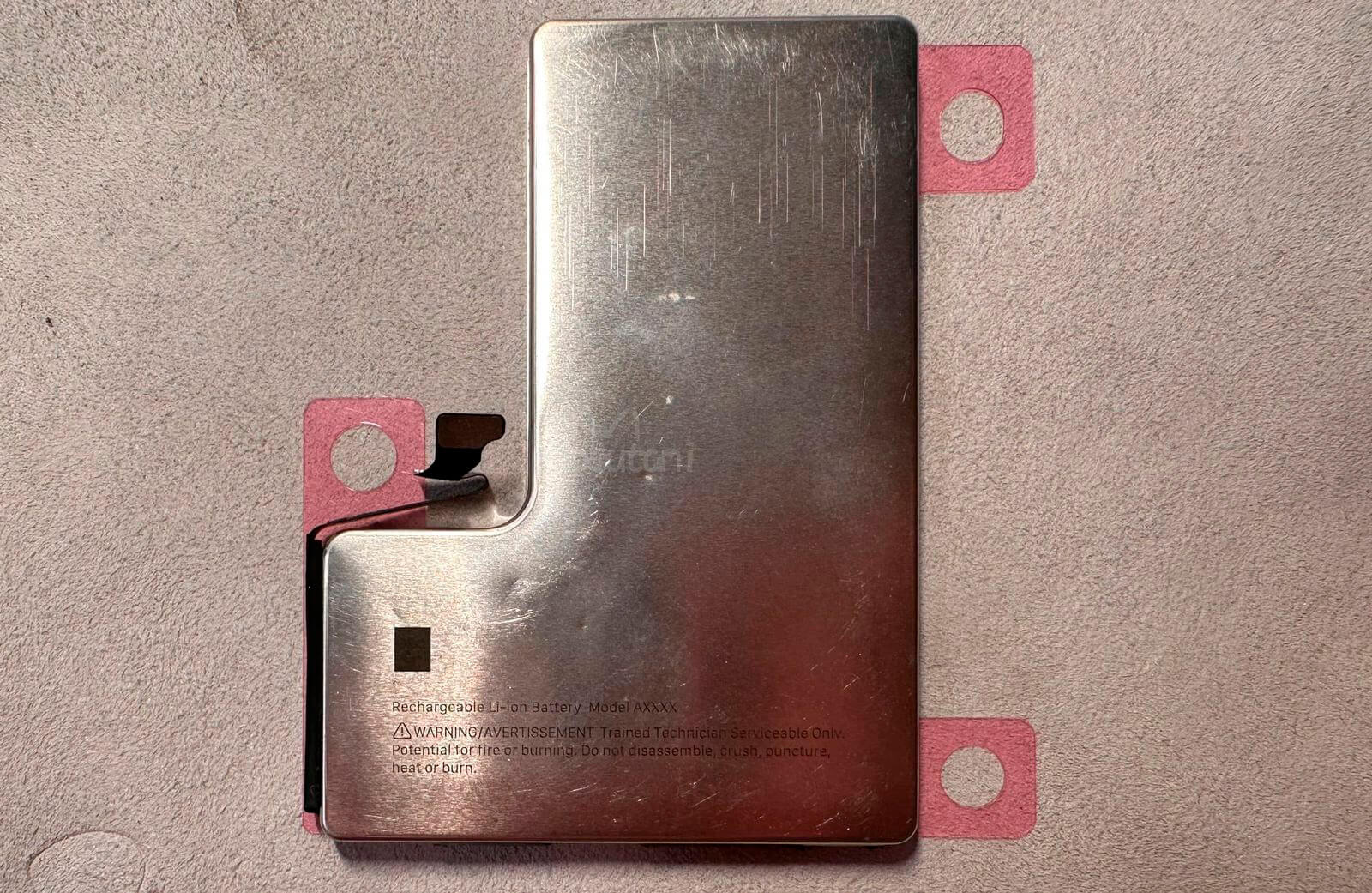 Bateria em metal do iPhone 16 Pro