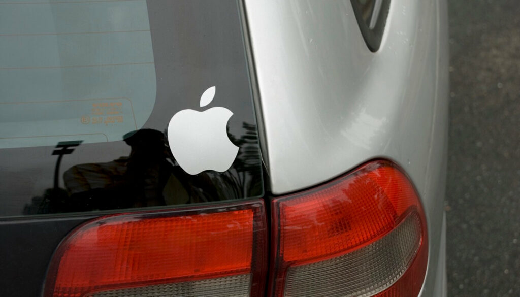 Adesivo Apple no carro