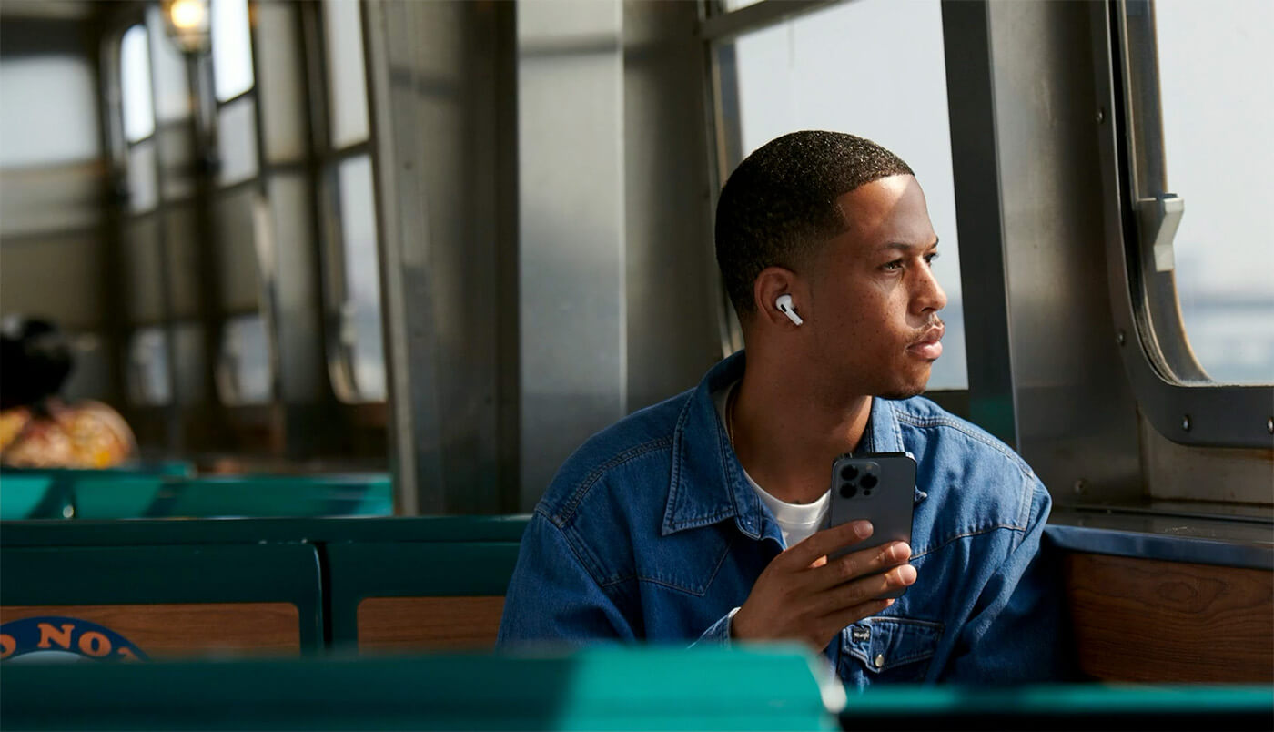 Homem com AirPods e iPhone