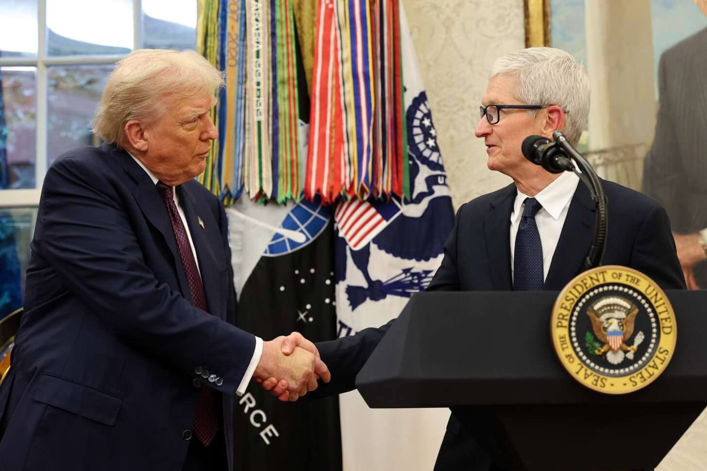 Tim Cook Donald Trump