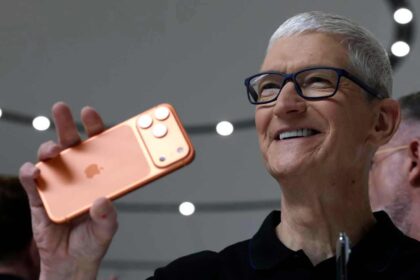 Tim Cook iPhone 17 Pro