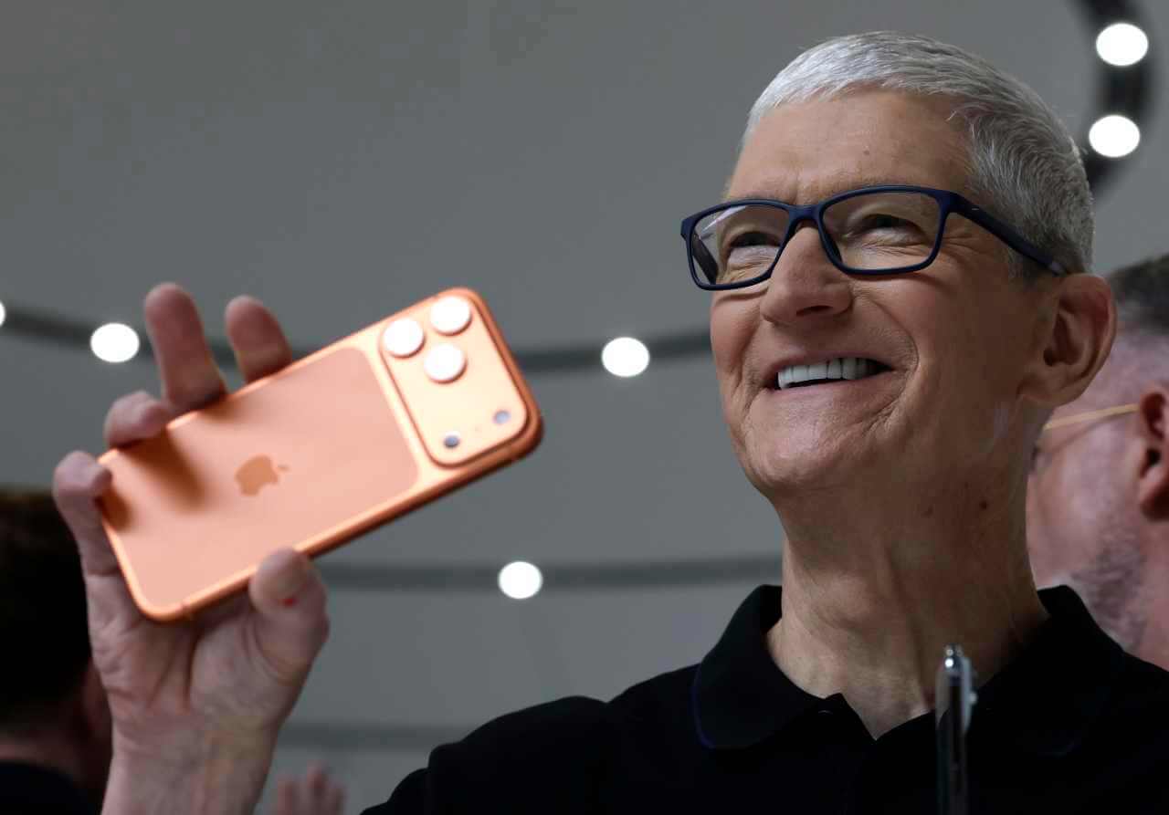 Tim Cook iPhone 17 Pro