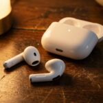 AirPods 4 na mesa