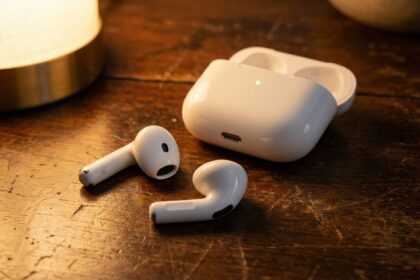 AirPods 4 na mesa