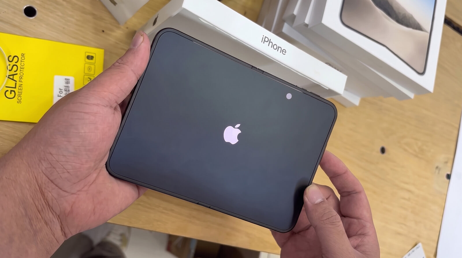 Primeiro unboxing do iPhone Duo mostra como ele vem dentro da caixa - Foto